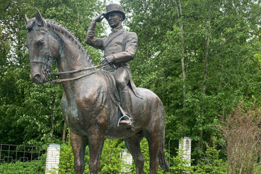 Памятник двукратному олимпийскому чемпиону по конному спорту Ивану Кизимову