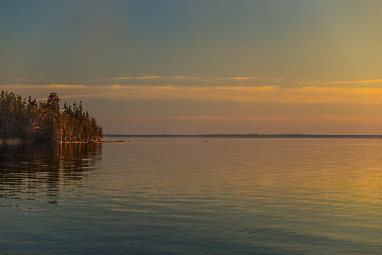 Водами онеги. Озеро Онего Карелия. Онега Онежское озеро. Озеро Урозеро Карелия. Берег озера Онего.